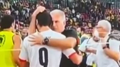 شاهد رد فعل كيروش مع محمد شريف بعد تأهل مصر لنهائى أمم أفريقيا.. فيديو