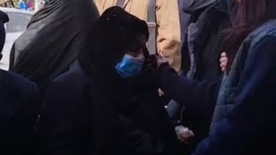 انهيار عبير الشرقاوى ووالدتها فى جنازة والدها