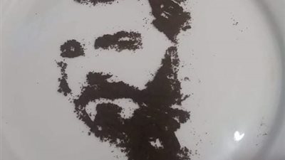 الشيف خالد يرسم أبوجبل على القهوة..صور