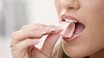 دراسة: مضغ العلكة قد يخفض معدلات الولادات المبكرة