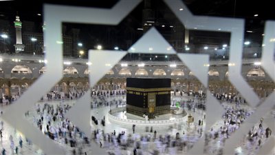 بالصور ..هدايا للزوار والمعتمرين في الحرم المكي
