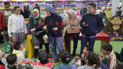 اطفال السجينات تنظم رحلة تثقيفية لـ30 طفل إلى معرض الكتاب