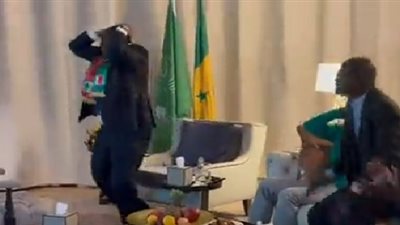 شاهد رئيس السنغال ينفعل لضياع فرصة هدف وتألق أبو جبل ... بالفيديو
