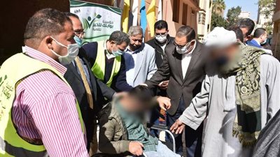محافظ الشرقية يُسلم أجهزة كهربائية لـ 5 عرائس يتيمات وكراسي متحركة لذوي القدرات والهمم