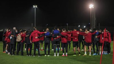 لاعبو الأهلي يقرأون الفاتحة قبل انطلاق المران