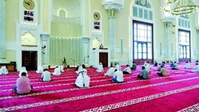 البعض يمتنع عن الصلاة خلف الإمام بحجة أنه مبتدع..فما الحكم؟