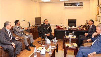 رئيس البريد يلتقي قيادات الشرطة لبحث سبل رفع منظومة تأمين مباني ومقرات الهيئة وحركة نقل الأموال