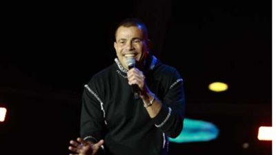 عمرو دياب يشارك جمهوره بفيديو من حفله الاخير.. فيديو