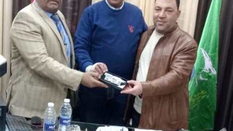 عصام سلام يكرم فريق