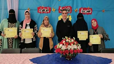 مدير تعليم العبور يكرم مدير مدرسة فاطمة الزهراء و فريق عمل رياض الاطفال