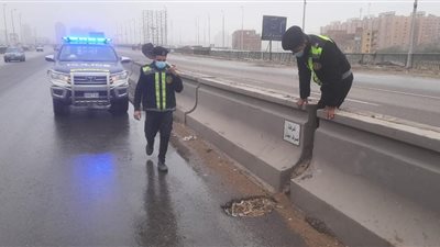 الداخلية تنشر سيارات الإغاثة والدفع الرباعى لمساعدة قائدى السيارات المتعطلة