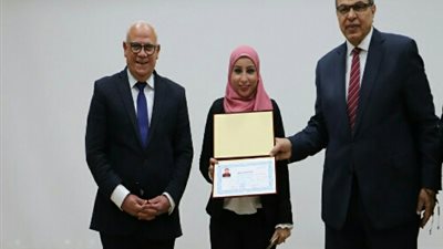 وزير القوى العاملة ومحافظ بورسعيد يسلمان شهادات التخرج وماكينات خياطة للمتدربين