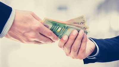 أخذ أجر على الرقية بالقرآن الكريم..هل يجوز؟