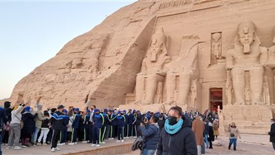 بالصور .. توافد الآلاف السائحين لمشاهدة ظاهرة تعامد الشمس علي وجه الملك رمسيس الثاني