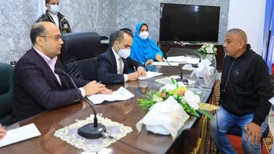 محافظ سوهاج ونائبه يلتقيان 120 مواطن لبحث مطالبهم وحل شكواهم..صور