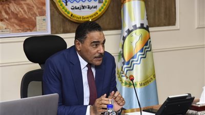 محافظ مطروح يبحث تحديد مواقع انتظار المركبات داخل المدن