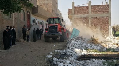 إزالة أسوار وحظائر مواشى ومنشآت مخالفة فى حملة بقيادة رئيس مدينة الأقصر
