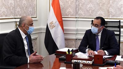 رئيس الوزراء يلتقى محافظ البنك المركزى لمتابعة الموقف فى ضوء المستجدات العالمية