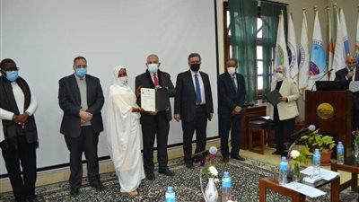 وزير الرى يوزع شهادات دبلوم هيدروليكا أحواض الأنهار لـ20 متدرب من دول حوض النيل