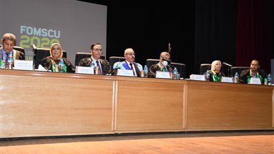 تخريج الدفعة 34 لكلية الطب البشرى بجامعة القناة..صور