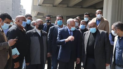 محافظ الجيزة يتفقد مواقف وساحات الإنتظار الحضارية المقامة أسفل محور الفريق كمال عامر بحي العمرانية