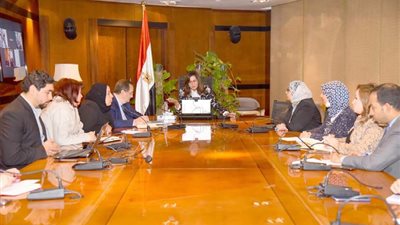 وزيرة الهجرة تتابع إجلاء المصريين من كييف