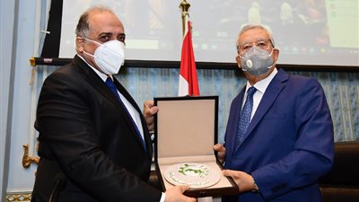 رئيس النواب يتسلم درع منتدى البرلمانيين العرب للسكان والتنمية