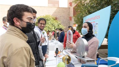 طلاب الثانوية وأولياء أمورهم في اليوم المفتوح بالجامعة الأمريكية