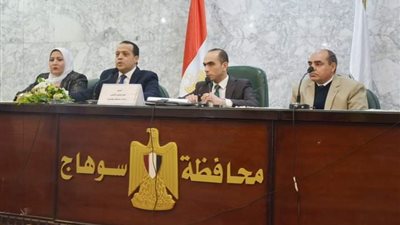 نائب محافظ سوهاج يجتمع مع لجنة توفيق أوضاع المشروعات المتوسطة والصغيرة والمتناهية الصغر