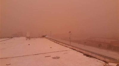 عاصفة ترابية فى سماء الأقصر وانخفاض مستوى الرؤية نسبيا
