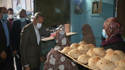 محافظ القليوبية يفاجئ المخابز بمدينة بنها ويحرر 7 محاضر متنوعة للمخالفين