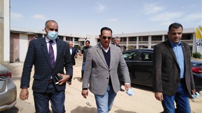 نائب وزير التربية والتعليم للتطوير التكنولوجي في زيارة لتعليم السويس