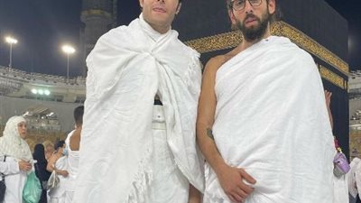 بعد تأجيل الحفل لظروف مناخية فرقة كايروكى تؤدى مناسك العمرة