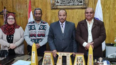 تكريم مدير مدرسة القصر الإبتدائية بنجع حمادى وإحالة مسئول بأبوتشت للتحقيق