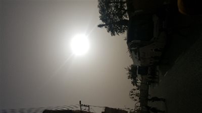 السحب والعاصفة الترابية تحجب أشعة الشمس جزئيا فى سماء الأقصر