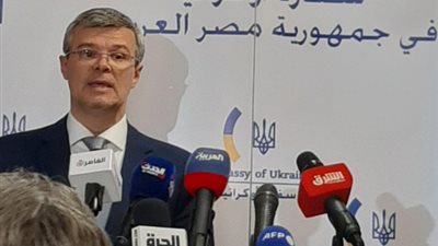 القائم بأعمال سفارة أوكرانيا : ثلاث مصريين محتجزين على سفينة نحاول اجلاءهم