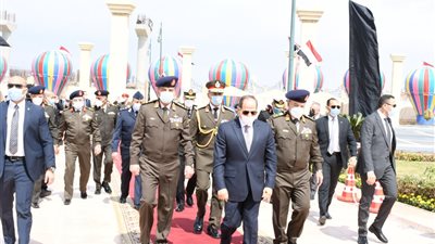 الرئيس عبدالفتاح السيسى وقادة القوات المسلحة يؤدون صلاة الجمعة بمسجد المشير