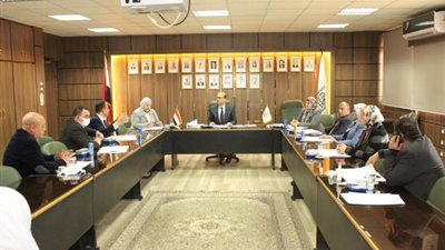 نائب رئيس جامعة أسيوط يترأس اجتماع مجلس إدارة مركز الترجمة والبحوث اللغوية.. بالصور