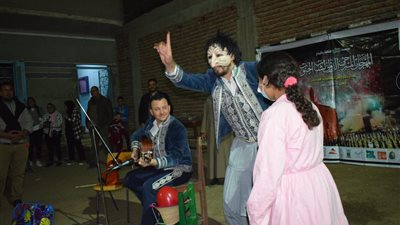 بالصور .. مسرح الجنوب يبدأ فعالياته الفنية بقرى حياة كريمة بالأقصر