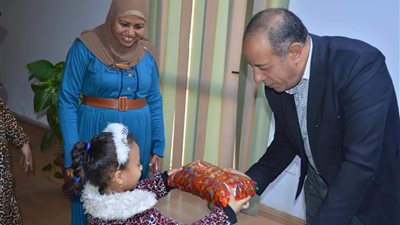رئيس مدينة القصير يلتقى أطفال حضانة الملائكة الصغار