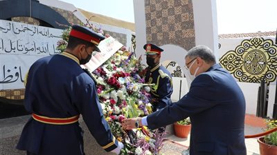 محافظ المنيا يضع إكليل زهور على النصب التذكاري للشهداء احتفالا بالعيد القومي