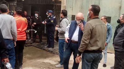 رئيس جامعة أسيوط يتفقد إخماد حريق بغرفة المحولات الكهربائية ..صور