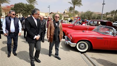 وزير السياحة يشارك في افتتاح فعاليات كرنفال السيارات التاريخية والكلاسيكية