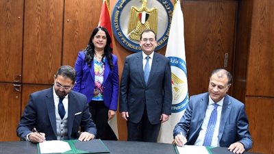 الملا يشهد توقيع مشروع التحول الرقمى في ابوقير للأسمدة مع 