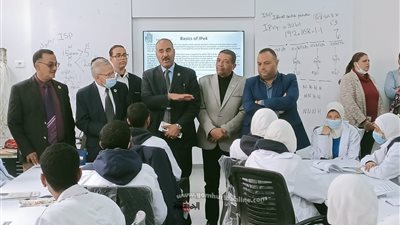 نائب وزير التربية والتعليم يتفقد أول مدرسة تطبيقية تكنولوجية بالسويس