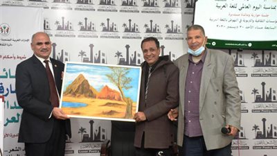 رئيس جامعة الأقصر يفتتح معرض فنون الخط العربي والفن التشكيلي ببيت الشعر