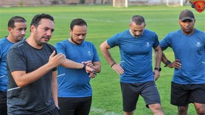 هيثم شعبان يجتمع بلاعبى سيراميكا كليوباترا قبل انطلاق المران