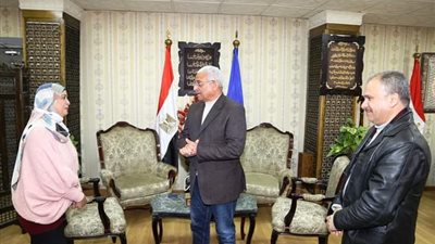 محافظ السويس يكرم مسئول قسم البحوث بالإدارة القانونية بديوان المحافظة لجهودها ونزاهتها