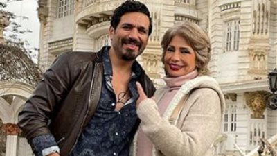 صورة تذكارية تجمع حسن الرداد بـ سوسن بدر من كواليس 