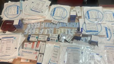 جمارك المطار تحبط تهريب ١٥٤ عبوة مستلزمات طبية مع راكب قادم من تركيا